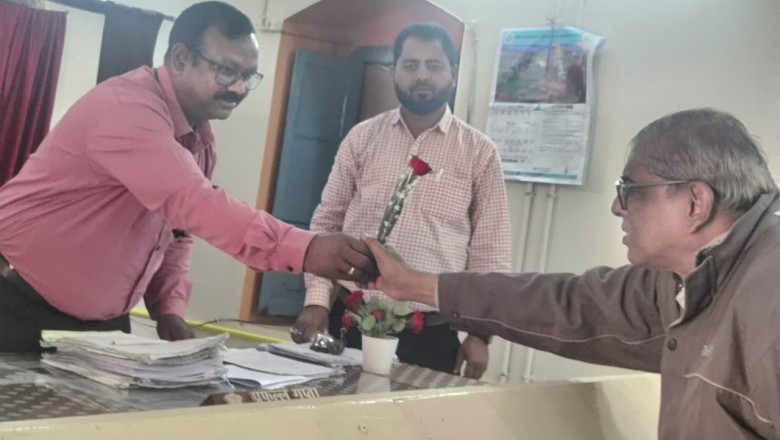 फूलों से स्वागत कर राजस्व प्रकरणों की सुनवाई