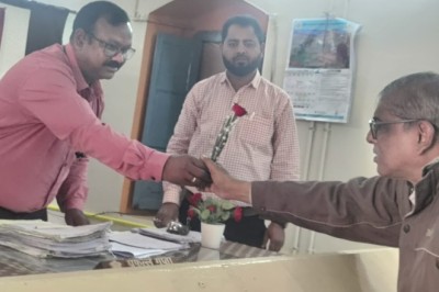 फूलों से स्वागत कर राजस्व प्रकरणों की सुनवाई