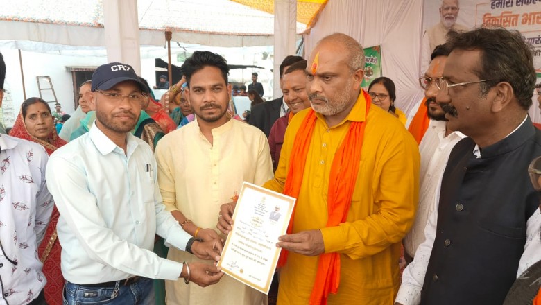 विकसित भारत संकल्प यात्रा के दौरान - मच्छरदानी वितरित