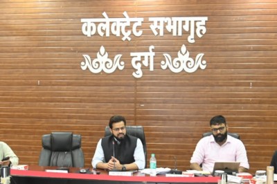 धान उपार्जन केन्द्रों से धान का उठाव तेजी से कराएं- कलेक्टर