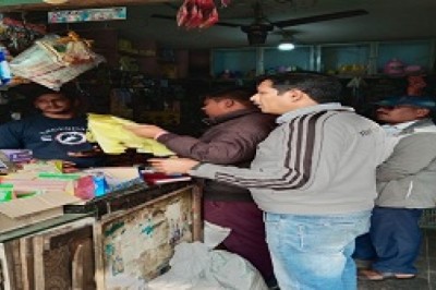 झिल्ली पन्नी पर प्रतिबंधित लगाने निगम की टीम पहुॅची आज जी.ई.रोड और बसंतपुर