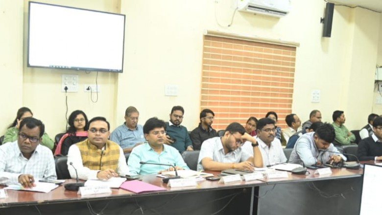 कलेक्टर ने अधिकारियों की बैठक में की लंबित प्रकरणों की समीक्षा