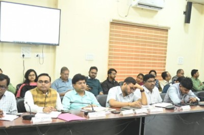 कलेक्टर ने अधिकारियों की बैठक में की लंबित प्रकरणों की समीक्षा