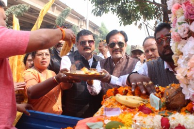 राम चंद जी की परण पादुका की भव्य शोभायात्रा का महापौर ने स्वागत अभिनंदन कर चरण पादुका की पूजा अर्चना किये