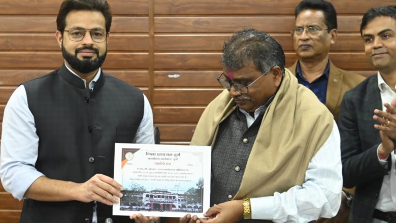 सेवानिवृत्त अधिकारी को दी गई भावभीनी बिदाई