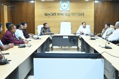 वाहन चालकों की हड़ताल को लेकर प्रशासन ने ली ट्रक-बस एसोसिएशन की बैठक