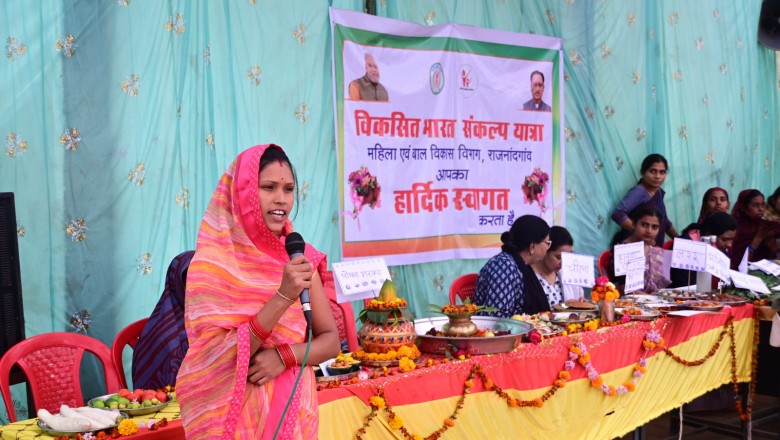 विकसित भारत संकल्प यात्रा के तहत मोबाईल वैन शासकीय योजनाओं की जानकारी देने पहुंची ग्राम महरूमखुर्द