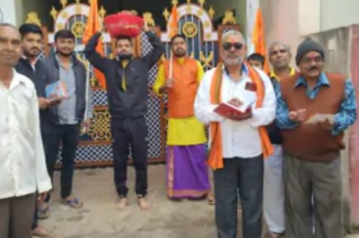 कुम्हारी में घर-घर पहुंच रही रामभक्तों की टोली, रामलला की प्राण प्रतिष्ठा का दे रहे हैं निमंत्रण