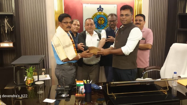 सेवानिवृत्त होने पर सहायक राजस्व निरीक्षक श्री भुवन मरकाम को निगम में दी गई बिदाई