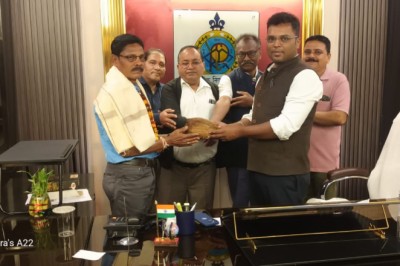सेवानिवृत्त होने पर सहायक राजस्व निरीक्षक श्री भुवन मरकाम को निगम में दी गई बिदाई