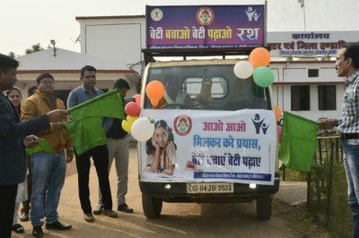 बेटी बचाओ, बेटी पढ़ाओ, जागरूकता रथ को कलेक्टर ने हरी झंडी दिखाकर किया रवाना
