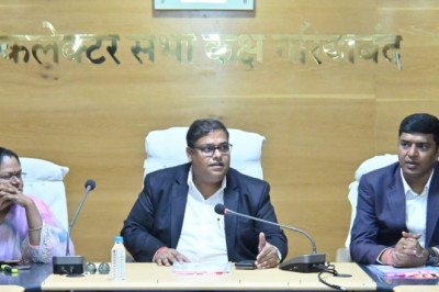 फोटोयुक्त निर्वाचक नामावलियों का विशेष संक्षिप्त पुनरीक्षण के संबंध में कलेक्टर ने ली राजनीतिक दलों की बैठक