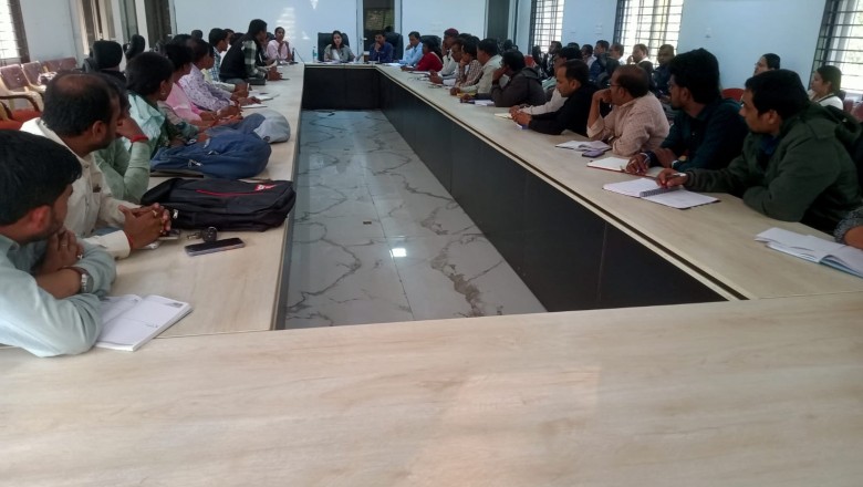 राजस्व विभाग अंतर्गत कार्यों की समीक्षा कर समय सीमा मे कार्य पूर्ण करने के दिए सख्त निर्देश