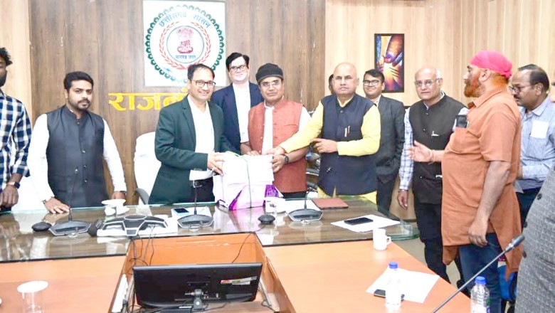 कलेक्टर की अध्यक्षता में राजनैतिक दलों की बैठक संपन्न - विशेष संक्षिप्त पुनरीक्षण के संबंध में हुई चर्चा