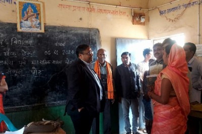 कलेक्टर ने फोटोयुक्त निर्वाचक नामावलियों का विशेष संक्षिप्त पुनरीक्षण के संबंध में विभिन्न मतदान केन्द्रों का लिया जायजा शासकीय स्कूल पोंड़ में मध्यान्ह भोजन का किया निरीक्षण
