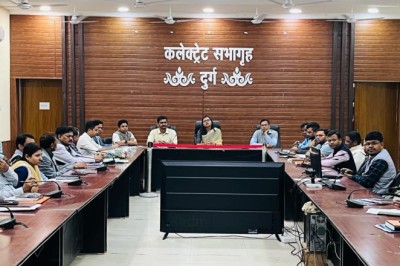 नवपदस्थ कलेक्टर ने अधिकारियों से परिचय प्राप्त कर  - निर्धारित समय अवधि में अपने कार्याे को बेहतर ढंग से संपादित करने कहा