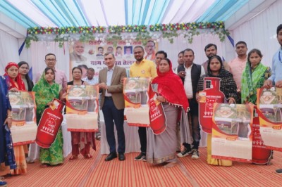 नवपदस्थ कलेक्टर  रणबीर शर्मा पहुंचे ग्राम तेलगा , विकसित भारत संकल्प यात्रा कार्यक्रम में हुए शामिल