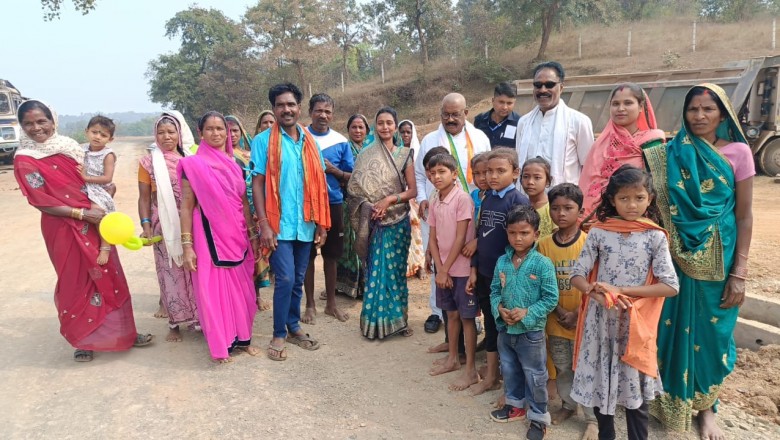 ठेकेदार कर रहा है सड़क निर्माण  में घटिया सामग्री का उपयोग 0 विधायक भोलाराम साहू ने सड़क  निर्माण का किया  निरीक्षण