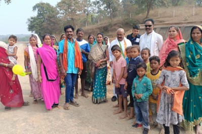 ठेकेदार कर रहा है सड़क निर्माण  में घटिया सामग्री का उपयोग 0 विधायक भोलाराम साहू ने सड़क  निर्माण का किया  निरीक्षण