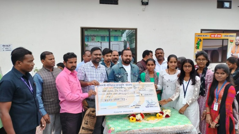 भारत सरकार के फ्लैगशिप योजनाओं की आमजन को दी गयी जानकारी पात्र महिला हितग्राहियों को मिले उज्ज्वला योजना के तहत मिले  गैस कनेक्शन
