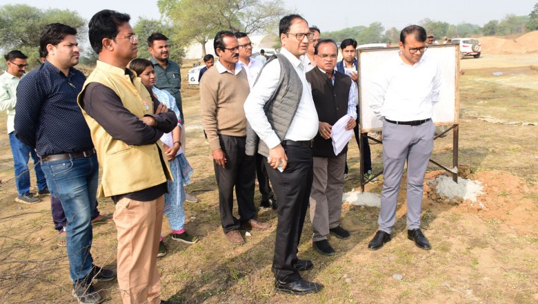 कलेक्टर ने मटिया स्थित एनीकट, इंटेकवेल तथा ग्राम ईरा में बने इंटेकवेल का किया निरीक्षण