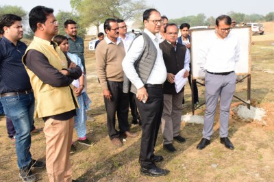कलेक्टर ने मटिया स्थित एनीकट, इंटेकवेल तथा ग्राम ईरा में बने इंटेकवेल का किया निरीक्षण