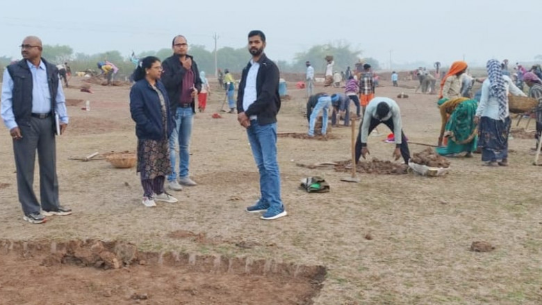 जिला पंचायत सीईओ ने ग्राम पंचायत झाल, अतरिया और धनगांव का किया निरीक्षण
