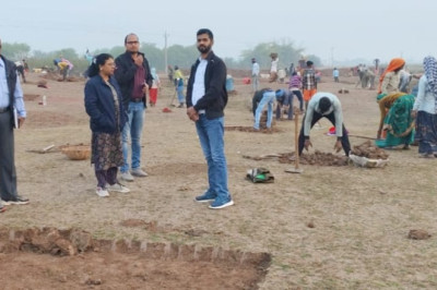 जिला पंचायत सीईओ ने ग्राम पंचायत झाल, अतरिया और धनगांव का किया निरीक्षण