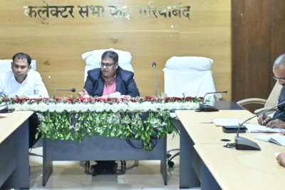 जिले में सड़क, पुल आदि के निर्माण कार्यों को तेजी से करें पूर्ण- कलेक्टर अग्रवाल