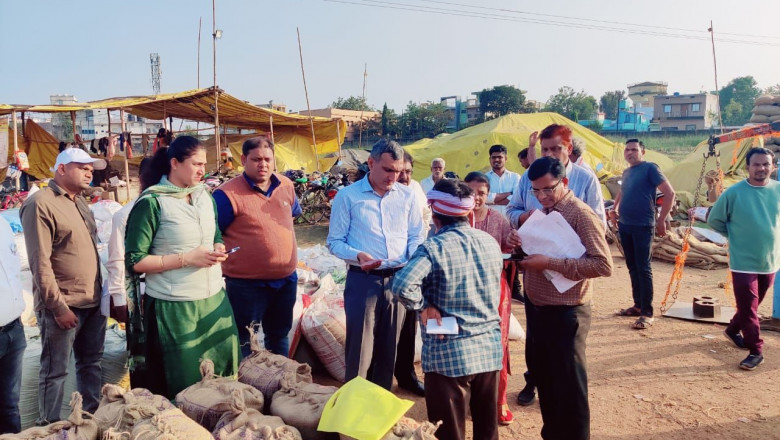 कलेक्टर  शर्मा ने चार धान खरीदी केंद्रों  का निरीक्षण  किया  - धान बेचने आए किसानों की बात, अधिकारियों को धान के उठाव में तेजी लाने के दिये निर्देश