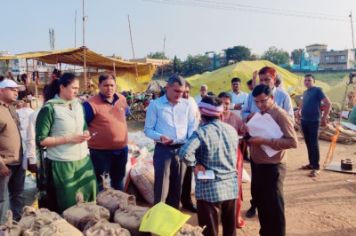कलेक्टर  शर्मा ने चार धान खरीदी केंद्रों  का निरीक्षण  किया  - धान बेचने आए किसानों की बात, अधिकारियों को धान के उठाव में तेजी लाने के दिये निर्देश