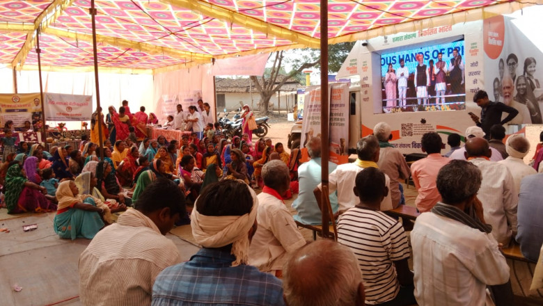शासकीय कन्या उच्चतर माध्यमिक विद्यालय के बालिकाओं ने देखा प्रधानमंत्री का लाईव कार्यक्रम