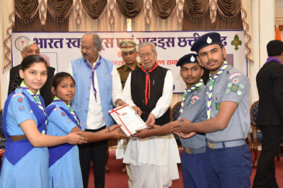 बेमेतरा के सर्वश्रेष्ठ स्काउट क्रू, रोवर विजय साहू राज्यपाल के हाथों हुए सम्मानित
