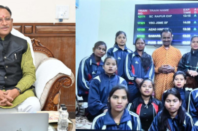मुख्यमंत्री विष्णु देव साय ने नई दिल्ली रवाना हो  रही झांकी टीम से की चर्चा, दी शुभकामनाएं