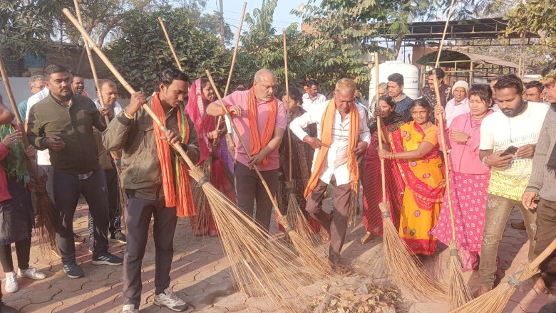 अनुष्ठान शुरू होने से पहले सफाई - देव स्थलों की सफाई पुण्य का काम - ललित
