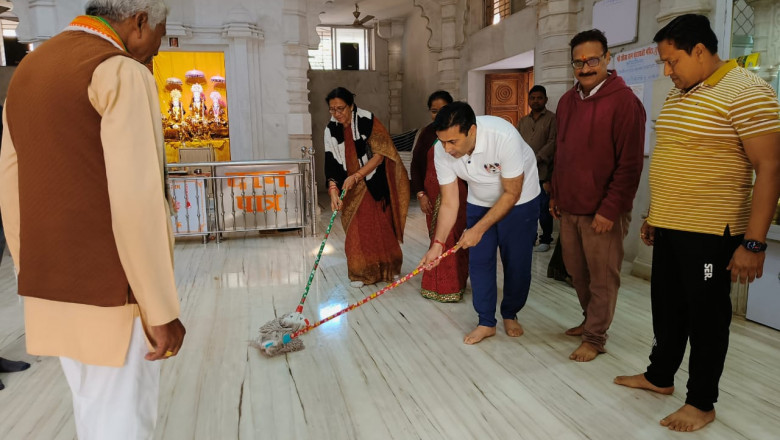 महापौर एवं आयुक्त ने श्रीराम मंदिर व दुर्गामाता मंदिर में लगाया झाडु और पोछा