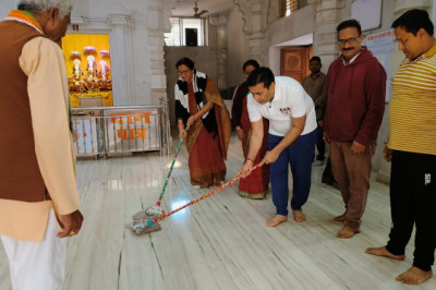 महापौर एवं आयुक्त ने श्रीराम मंदिर व दुर्गामाता मंदिर में लगाया झाडु और पोछा