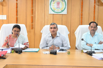 योजनाओं का लाभ लक्षित लाभार्थियों खासतौर पर वंचित लोगों तक समयबद्ध तरीके से पहुँचाएं - कलेक्टर  शर्मा
