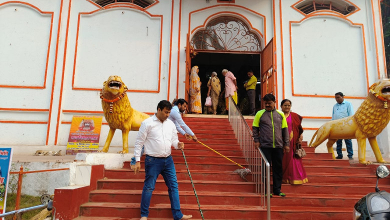 महापौर ने जनप्रतिनिधियों व नागरिको के साथ मंदिरों में झाड़ू लगाकर साफ-सफाई कर लगाया पोझा