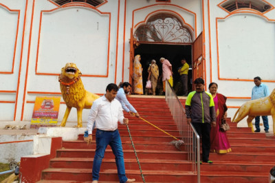 महापौर ने जनप्रतिनिधियों व नागरिको के साथ मंदिरों में झाड़ू लगाकर साफ-सफाई कर लगाया पोझा