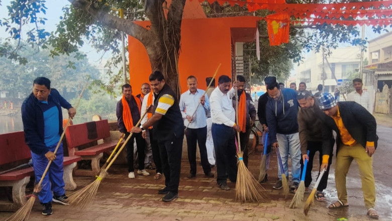 विधायक,आयुक्त व पार्षद ने झाडू लेकर मंदिरों में सफाई के लिए निकल पड़े: शिव मंदिर परिसर व शक्ति नगर तालाब की सफाई की