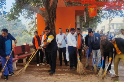 विधायक,आयुक्त व पार्षद ने झाडू लेकर मंदिरों में सफाई के लिए निकल पड़े: शिव मंदिर परिसर व शक्ति नगर तालाब की सफाई की