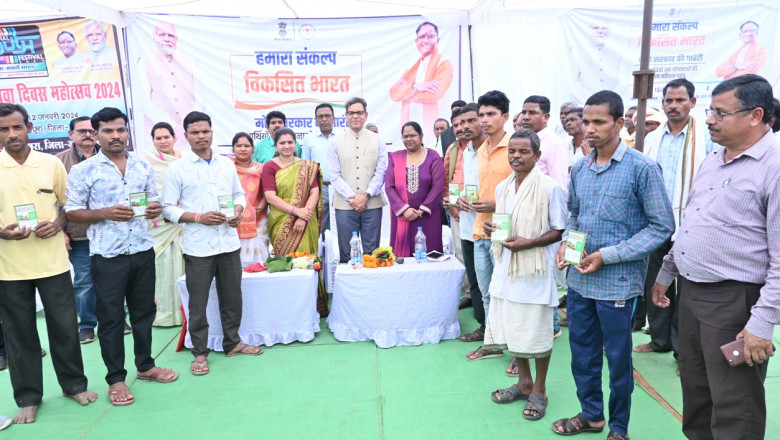 संयुक्त सचिव  पंकज बोड़खे विकसित भारत संकल्प यात्रा के तहत ग्राम देवरी और सिवनी पहुचे