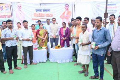 संयुक्त सचिव  पंकज बोड़खे विकसित भारत संकल्प यात्रा के तहत ग्राम देवरी और सिवनी पहुचे