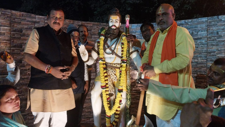 ट्वीन सिटी का पहला परशुराम चौक - वेद मंत्रो के साथ प्रतिमा का अनावरण किया सांसद व विधायक ने