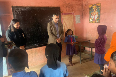 कलेक्टर को राधिका ने सुनाया 7 और 13 का पहाड़ा डोमेन्द्र ने पढ़ा हिन्दी पाठ, दोनों को दी शाबाशी