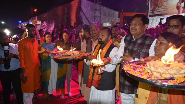 खाद्य मंत्री शामिल हुए दीपदान और गंगा आरती में  श्री रामलला की प्राण प्रतिष्ठा की बधाई और शुभकामना दी , मानस गायन का आनंद लिया