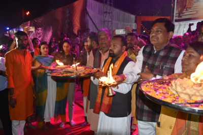 खाद्य मंत्री शामिल हुए दीपदान और गंगा आरती में  श्री रामलला की प्राण प्रतिष्ठा की बधाई और शुभकामना दी , मानस गायन का आनंद लिया