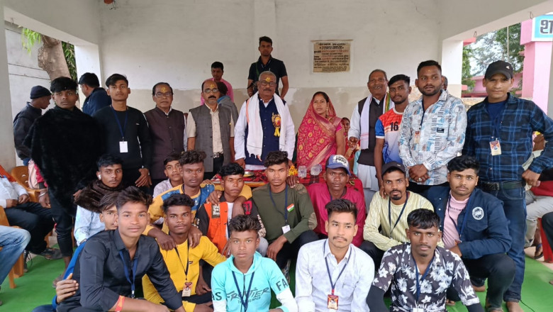 खुज्जी विधायक भोलाराम साहू पहुंचे शहीद ग्राम बादराटोला