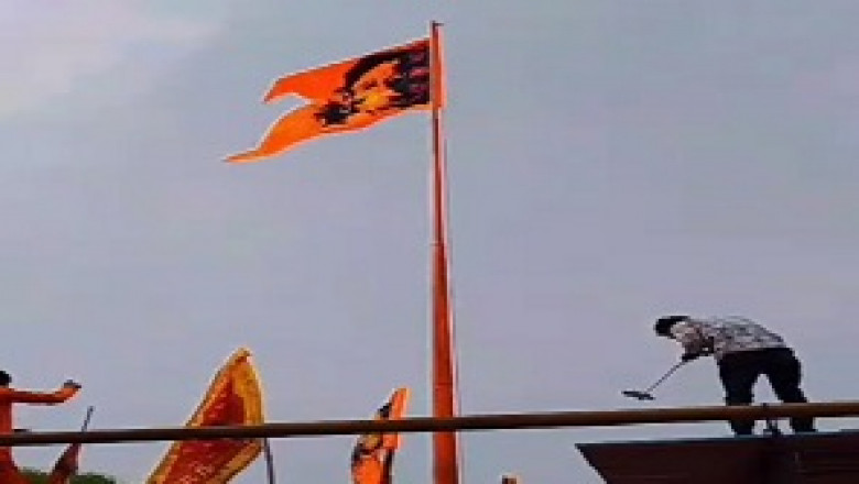 राम के जयघोष के साथ शुरू हुआ 51 फीट  का भगवा ध्वजारोहण